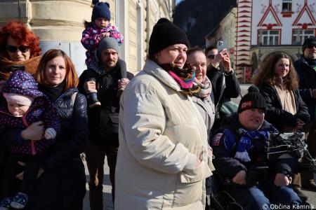 Kamnik so obiskali koranti iz Zamušanov pri Ptuju in v mestno jedro privabili nepregledno množico, željno ogleda tradicionalne pustne šege (50)